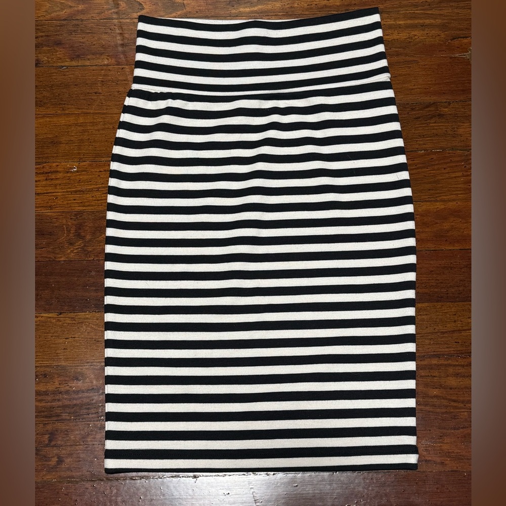 High Waist Forever 21 black and off white skirt